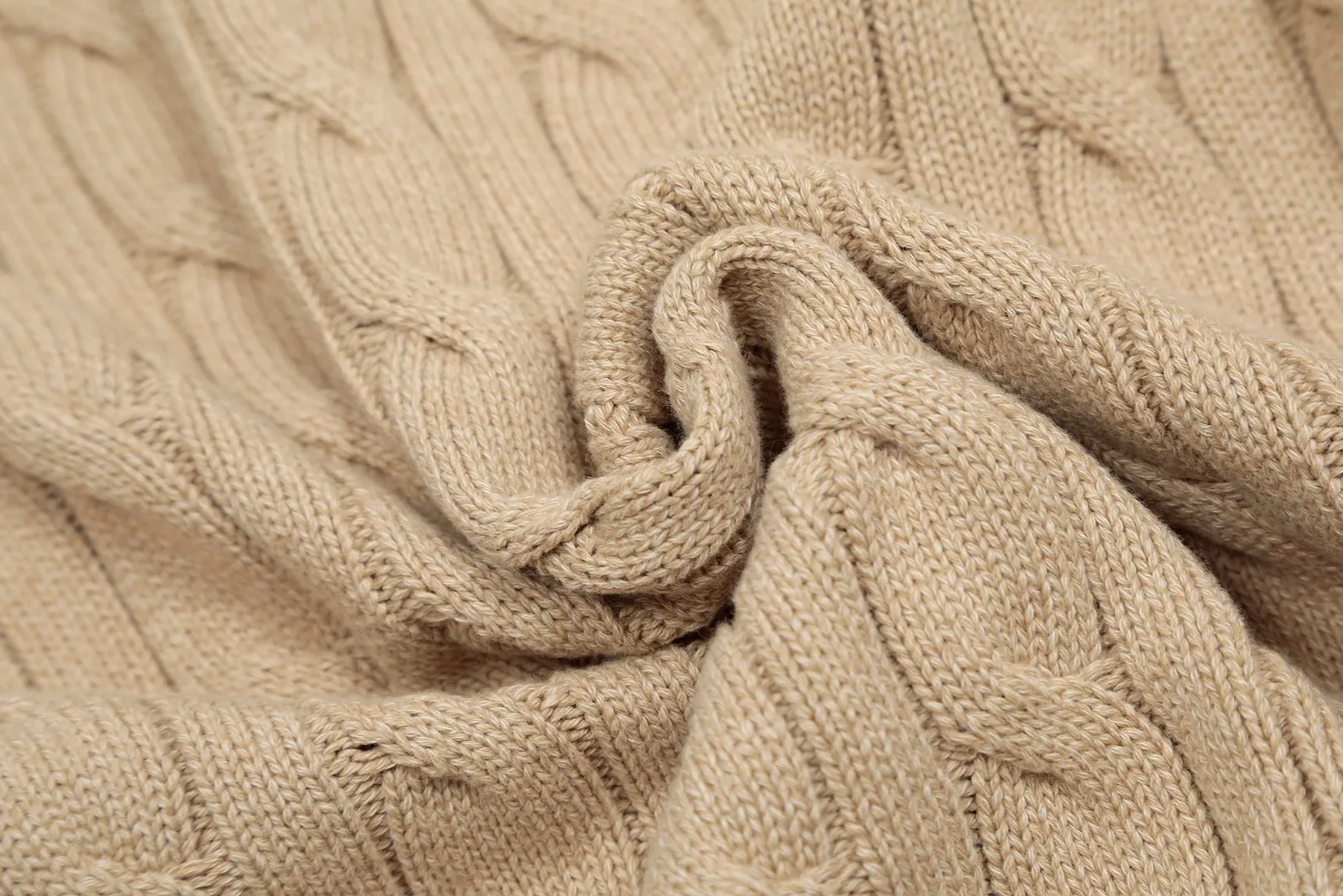 VIVI127 vivienne west wood Pay attention to the three-color splicing thread, Queen Mother West, Vivian, heavy twist twist rope craft classic cardigan, knitted sweater wool, 2024 autumn latest style. Highlight one: 24 latest three-color splicing thread. Up close, there is a gradient effect. Three kinds of same-color and different-color floral threads are interlaced and spliced to make it more advanced and more selling points. Highlight two: 30% wool content. It is blended with sheep wool and has high quality. Anti-pilling technology, not easy to pill. 2.3: Popular version, the upper body is slimmer and not picky. 2.4: JD Maillard autumn and winter color matching. The color matching is very mysterious and atmospheric. Compared with popular styles, it is more special. Size: S -M- L. Color: Three-color purple, three-color brown and orange, three-color coffee.